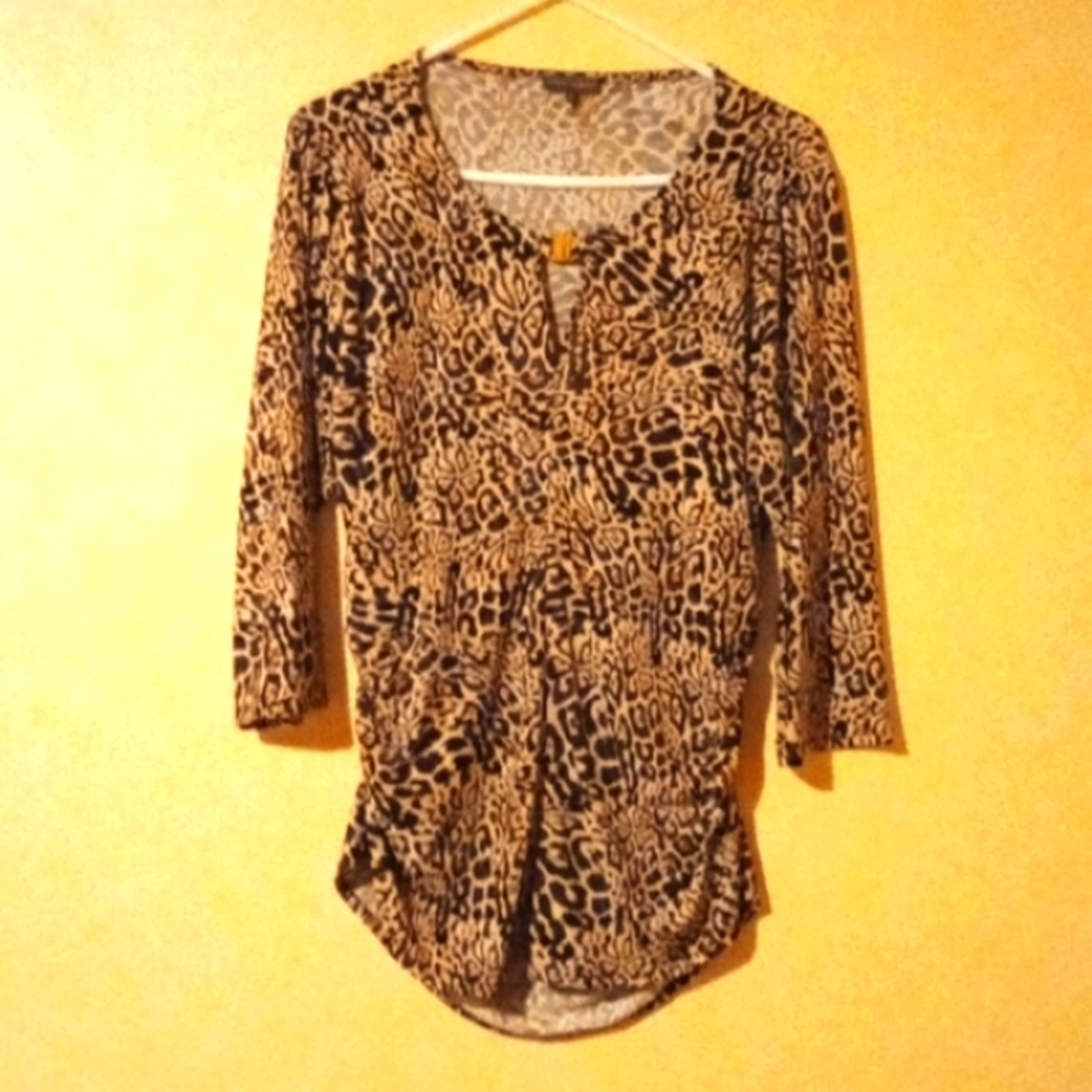 VINCE CAMUTO WOMEN BLOUSE.  GOOD CONDITION.
